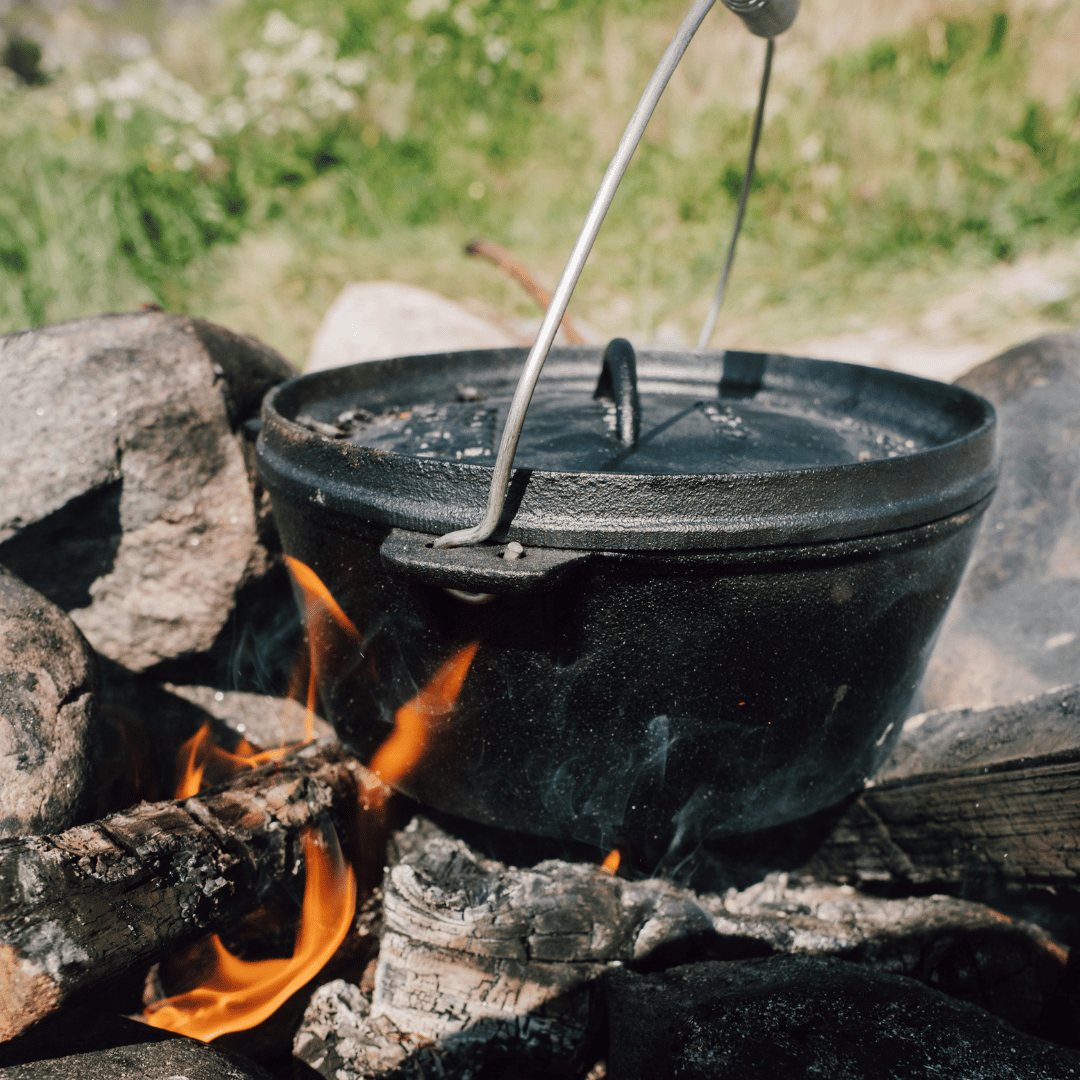Feuertopf über einem offenen Lagerfeuer in der Natur