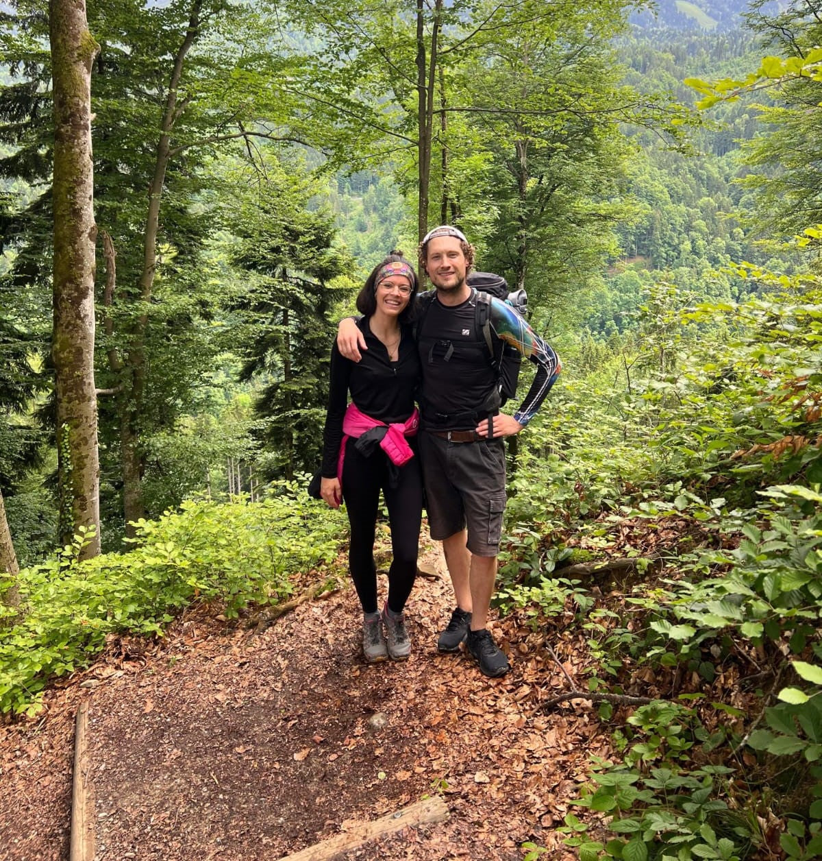 Jan und Sophie gemeinsam beim Wandern im Wald