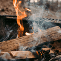 Knisterndes Lagerfeuer unter freiem Himmel