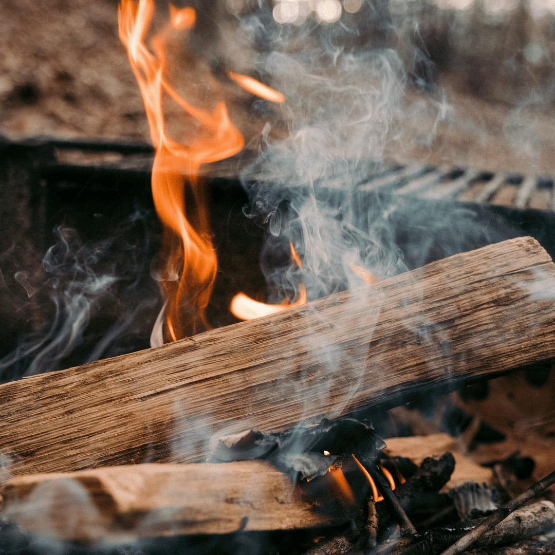 Knisterndes Lagerfeuer unter freiem Himmel
